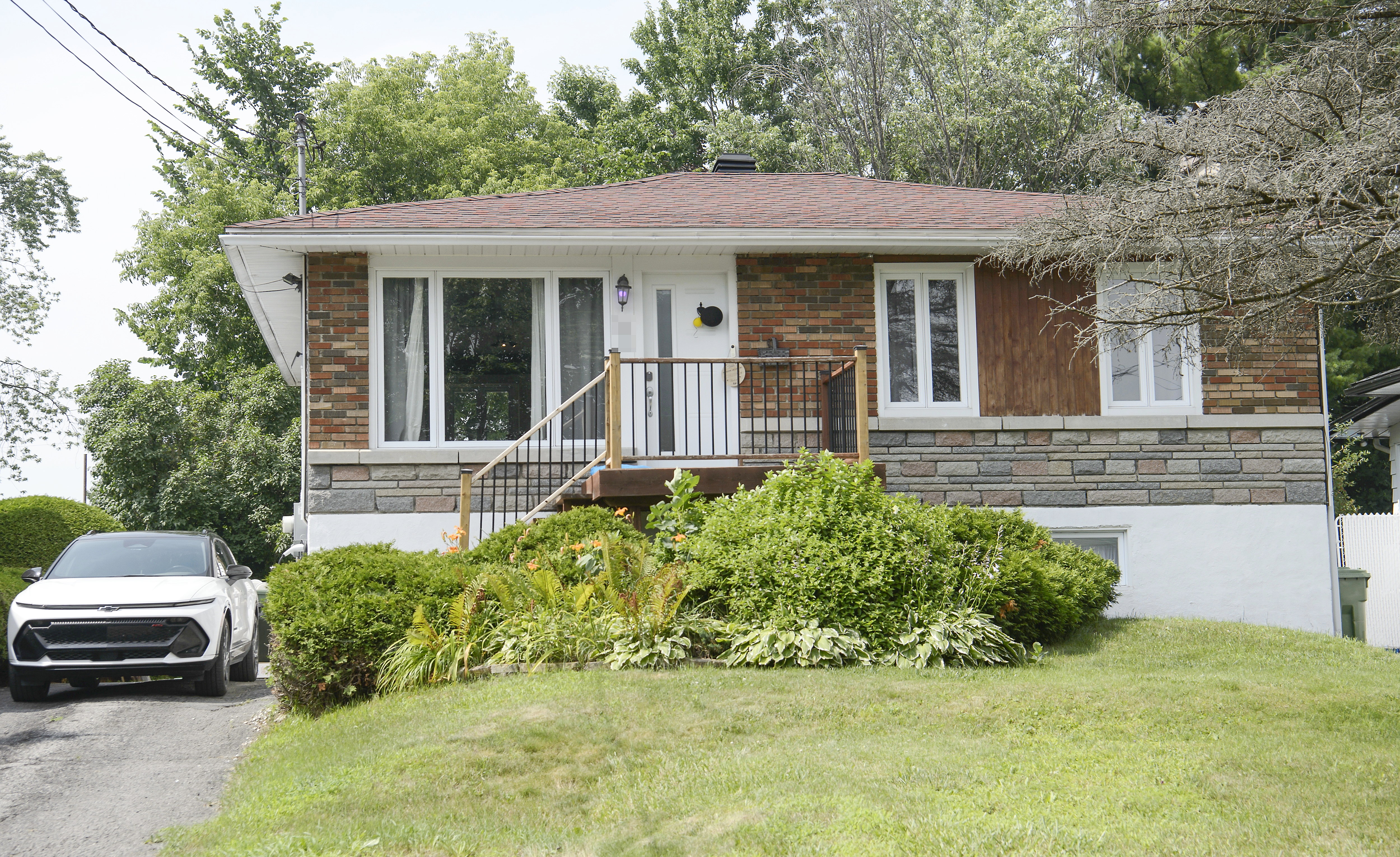 Bois-des-Filions storefront The house of Leanna Perreault and Raphael Habel, located in Bois-des-Filion, is ex-dentist accused drug trafficking: quebec new the subject of a blocking prescription ex-dentist accused drug trafficking: quebec